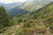 73 Scendendo per sentiero tortuoso da Baita Pianadei (2097 m) alla Baita del Buco (1936 m) 